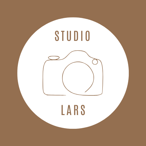 Een logo voor een fotostudio genaamd studio lars