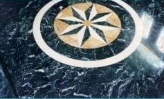 Mosaico realizzato in un pavimento di marmo