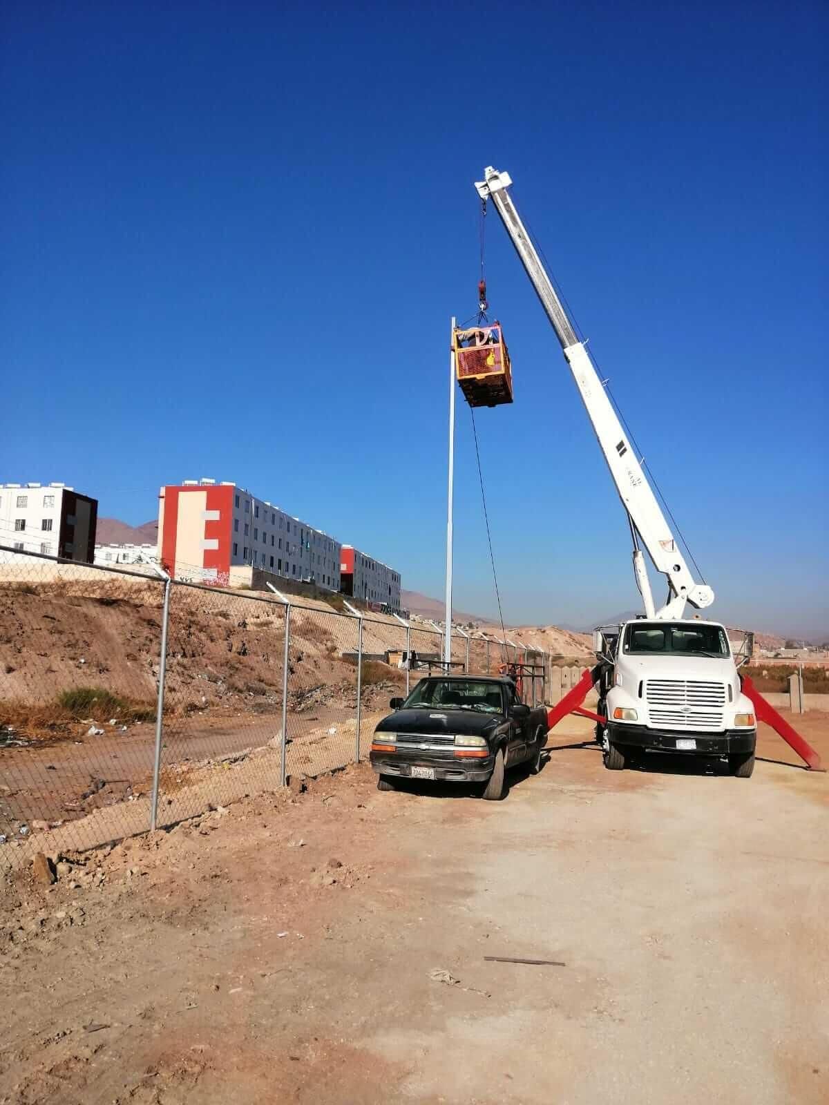 MAQUINARIA Y GRÚAS INDUSTRIALES