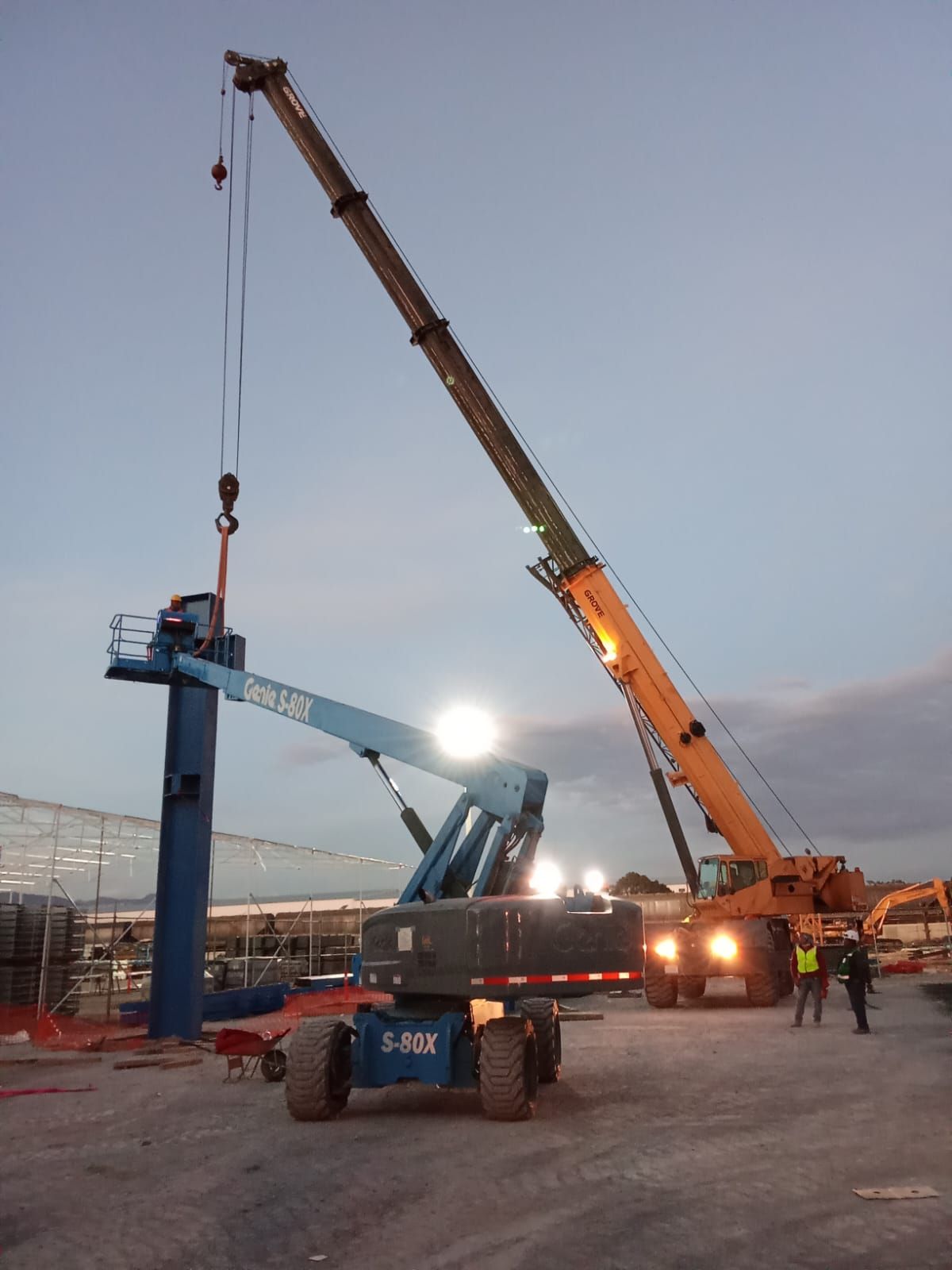 Grúa móvil operando en patio industrial de Puebla