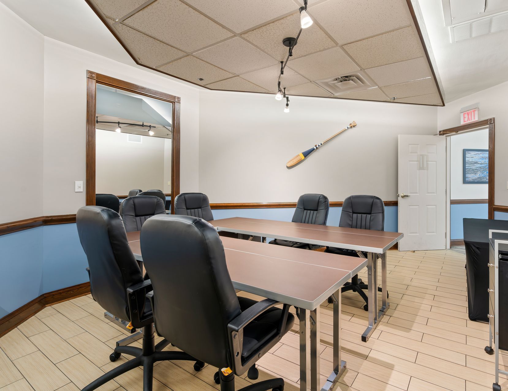 A conference room with tables and chairs in it