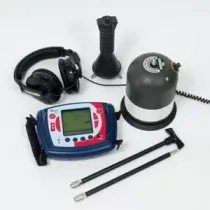 Um dispositivo de detecção de vazamento de água com fones de ouvido e um martelo em uma superfície branca.