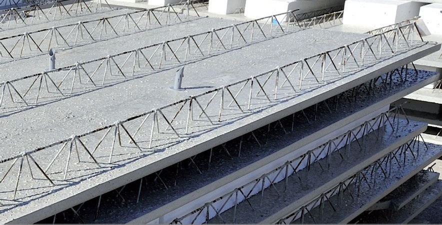 Pannelli prefabbricati in calcestruzzo impilati, che mostrano il rinforzo della capriata in acciaio.