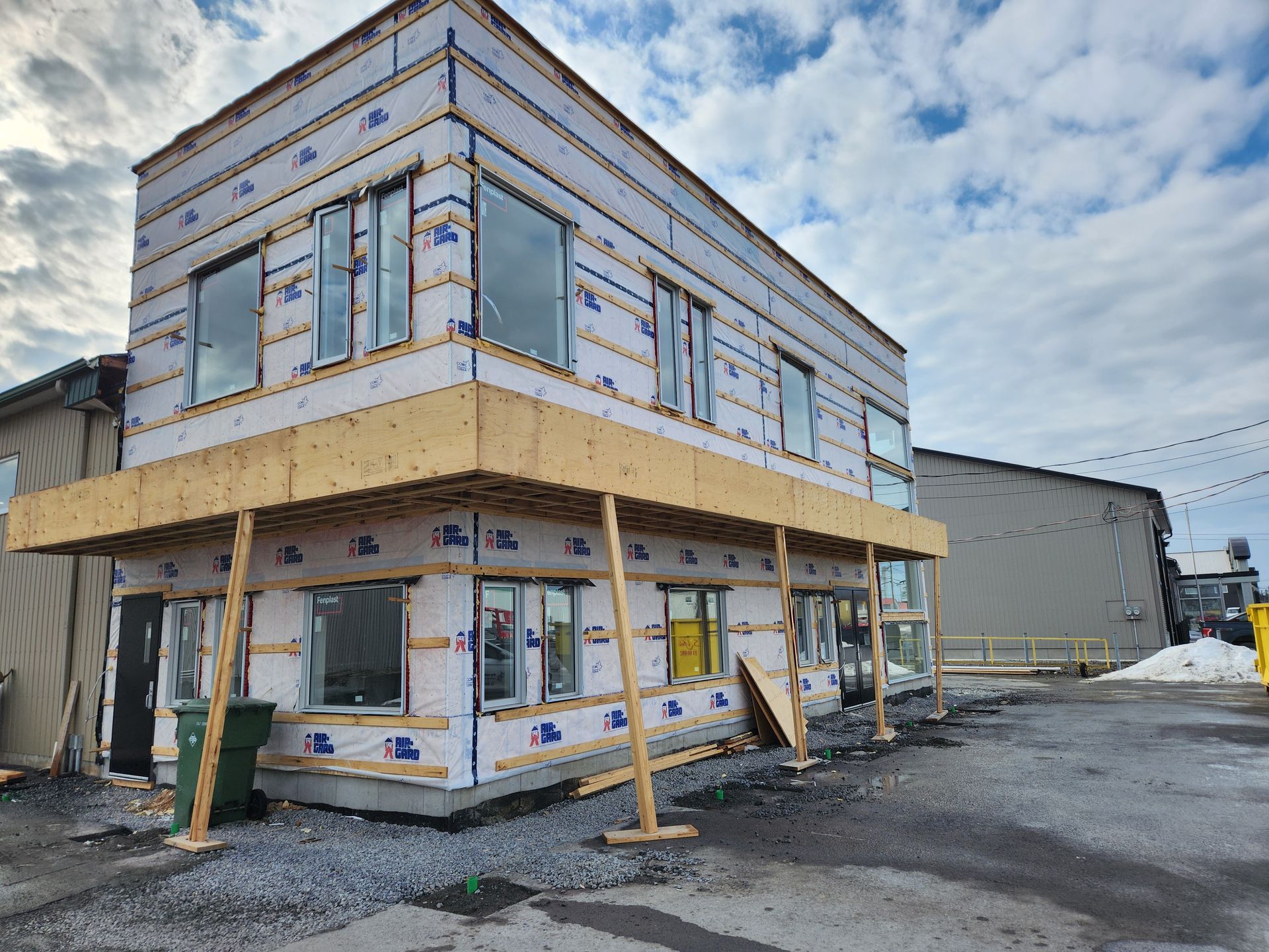 Un bâtiment est en construction avec beaucoup de fenêtres.