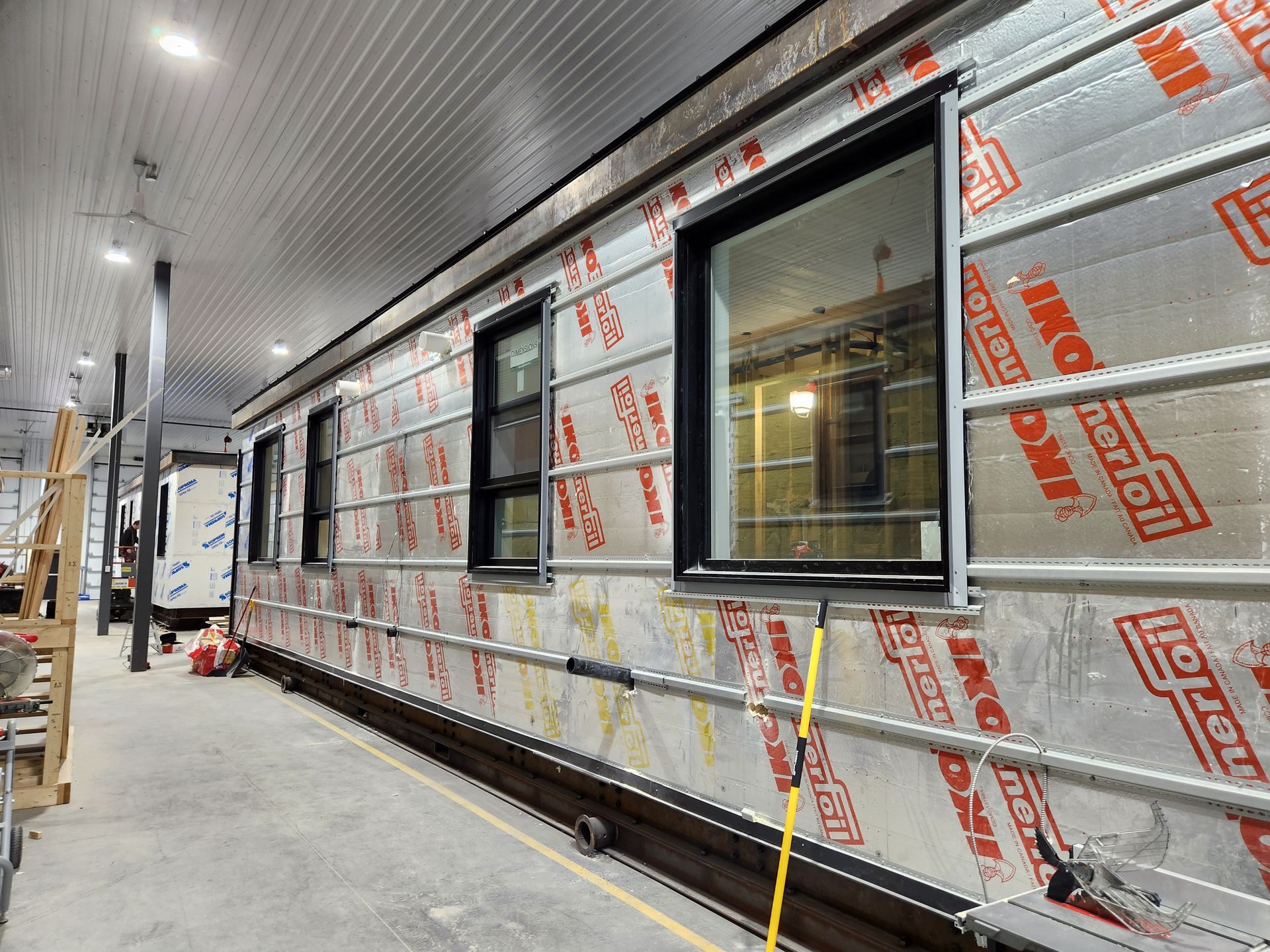 Un bâtiment avec beaucoup de fenêtres est en construction.