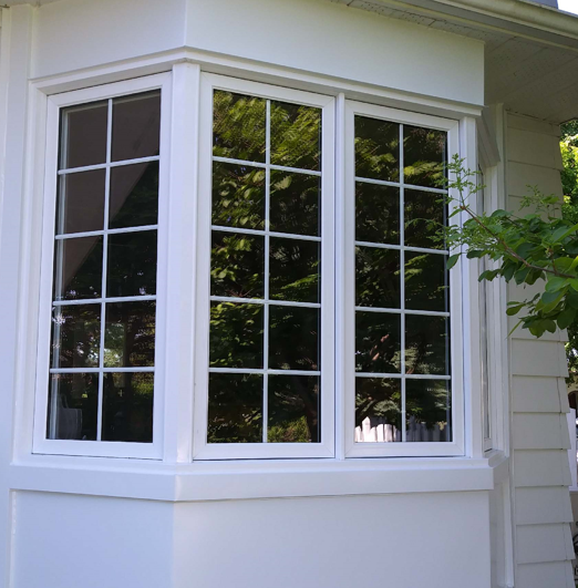 Une maison blanche avec une grande baie vitrée