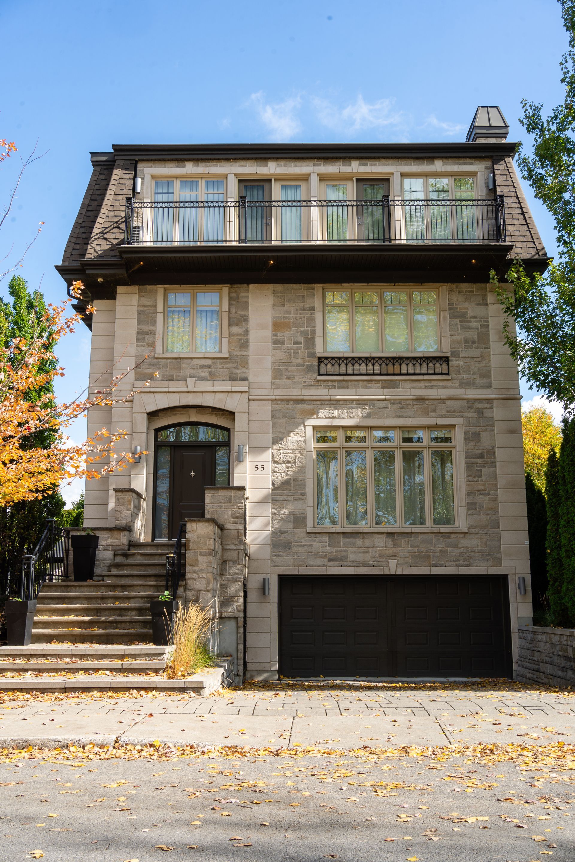Une publicité promotionnelle de Fenplast montrant des boules de neige frappant une porte et une fenêtre, mettant en avant une réduction de 12 % pour l'hiver.