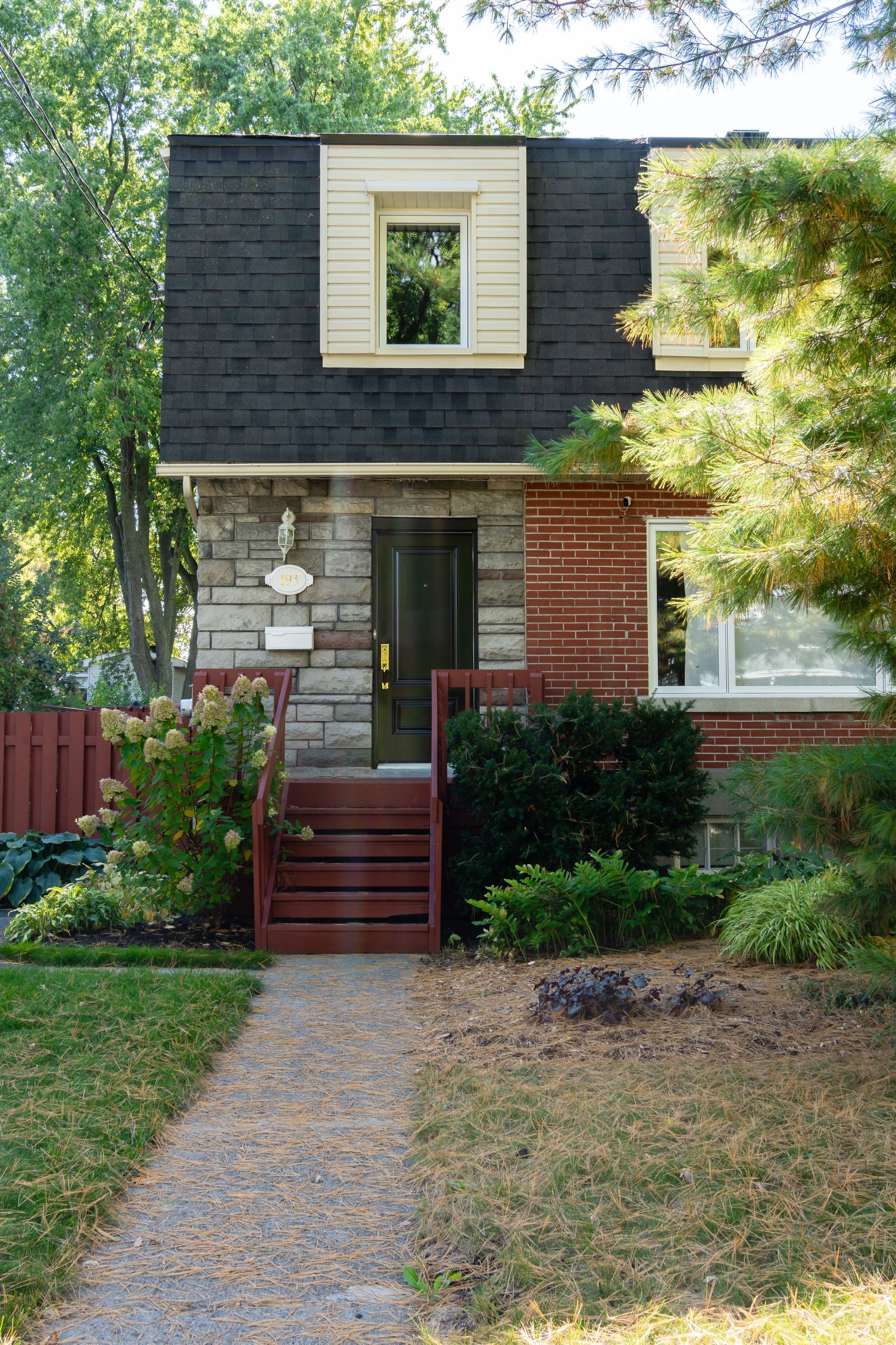 Publicité pour les fenêtres et portes Fenplast : « L’hiver arrive, nous le bloquons », offrant 12 % de réduction sur un fond bleu enneigé.