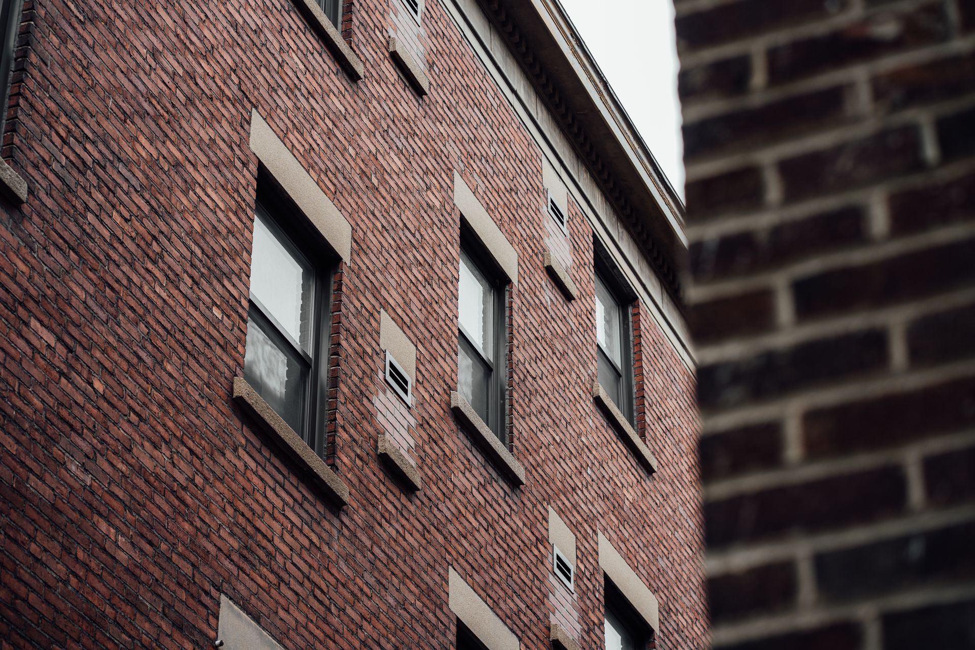 Un salon avec un canapé et deux chaises