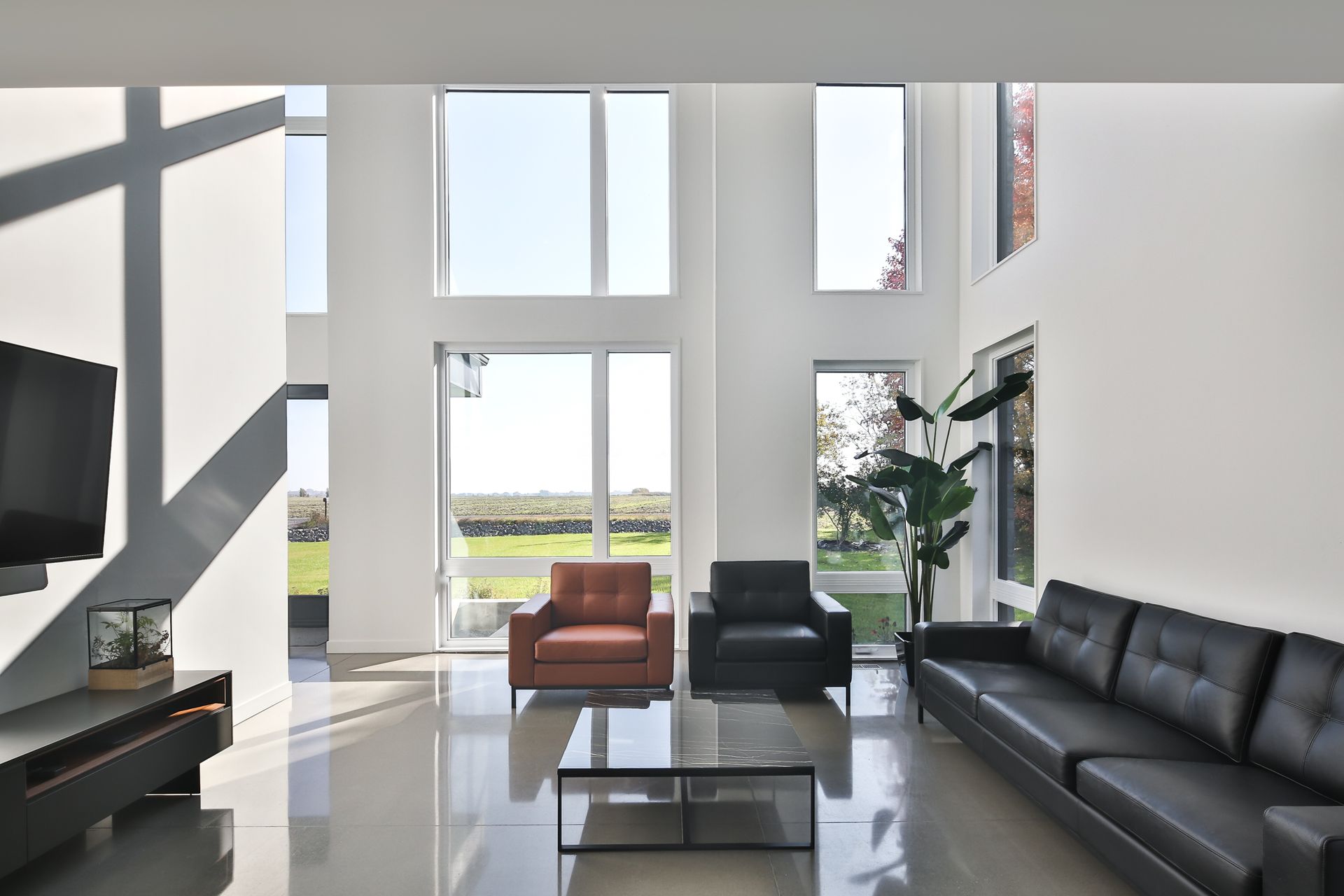 Un salon avec un canapé et deux chaises