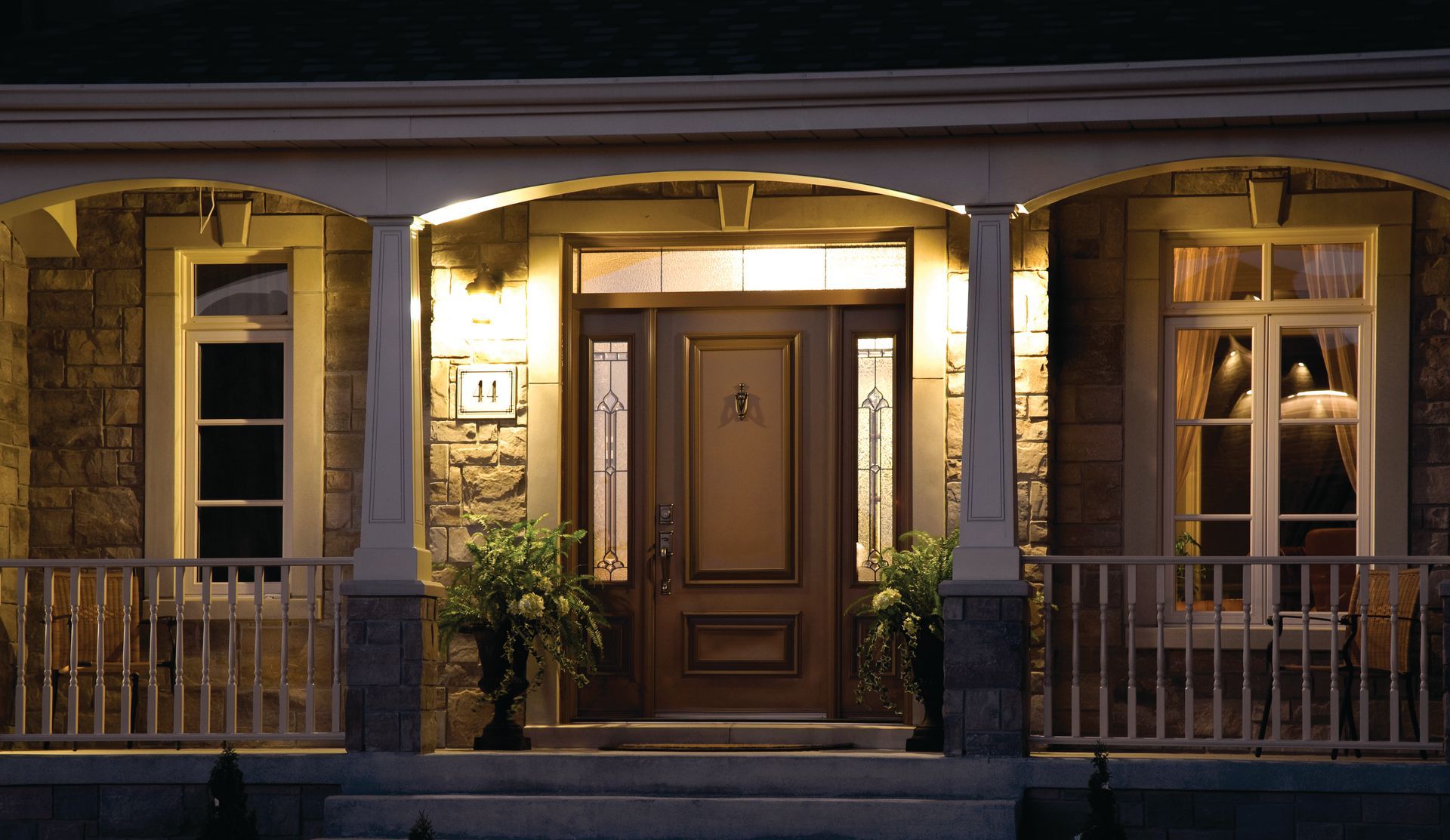 La porte d'entrée d'une maison est éclairée la nuit