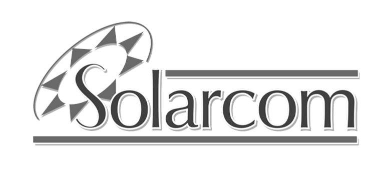 Logo pour Solarcom, comportant un soleil stylisé au-dessus du nom de l'entreprise dans une police sans empattement.