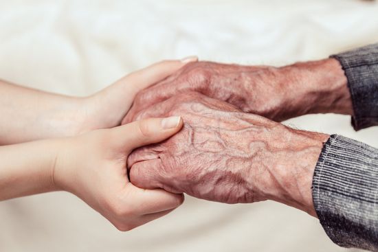 mani di anziano paziente del centro assistenza disabili e terza età