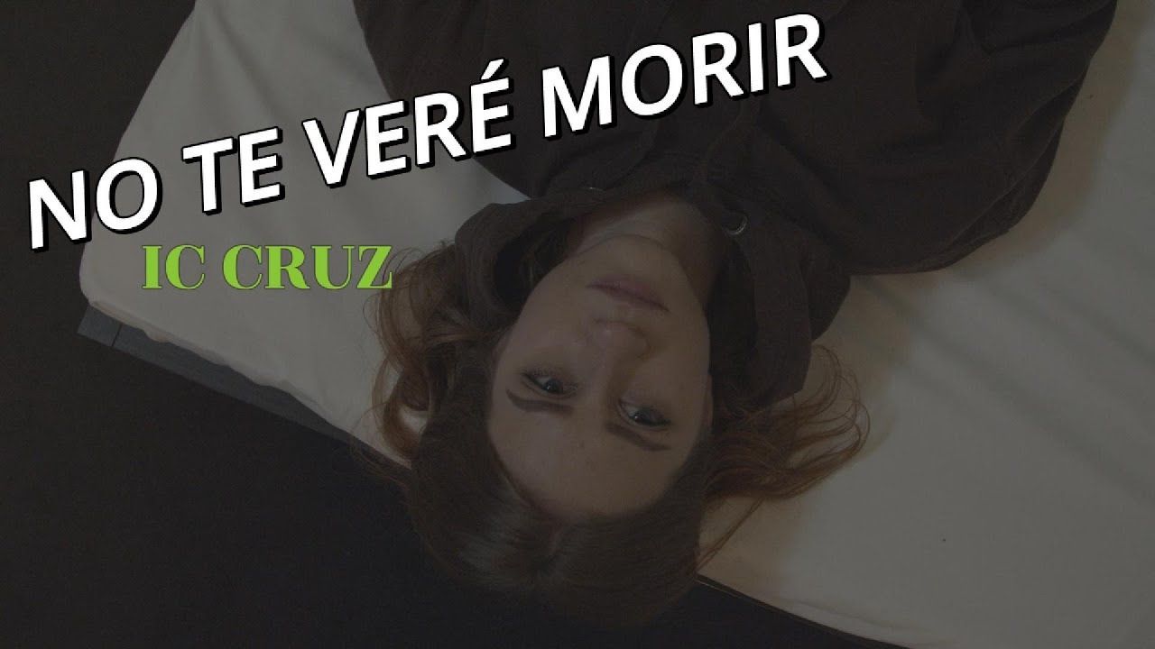 Mujer en una cama, mirando hacia arriba. Texto: 