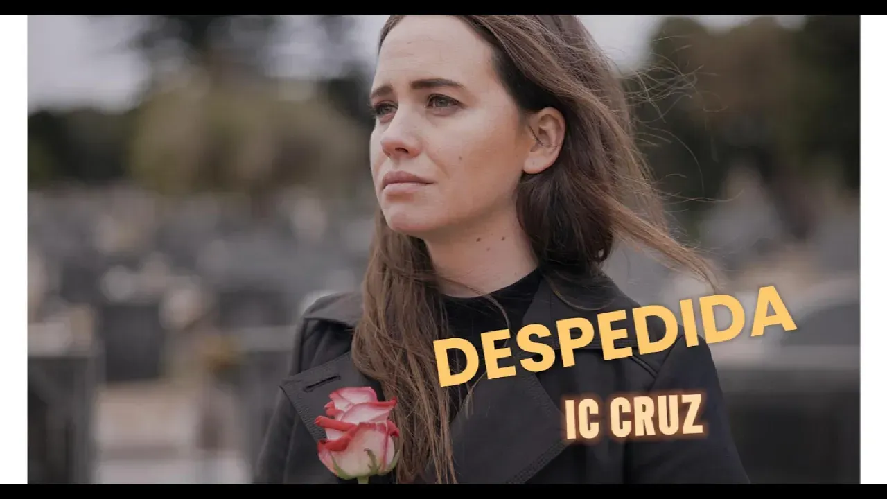 Una mujer en un cementerio sostiene una rosa con expresión sombría. Texto: «Despedida» e «IC Cruz».