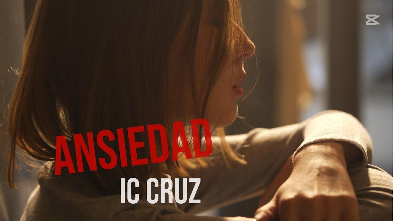 Mujer mirando hacia otro lado, texto superpuesto 