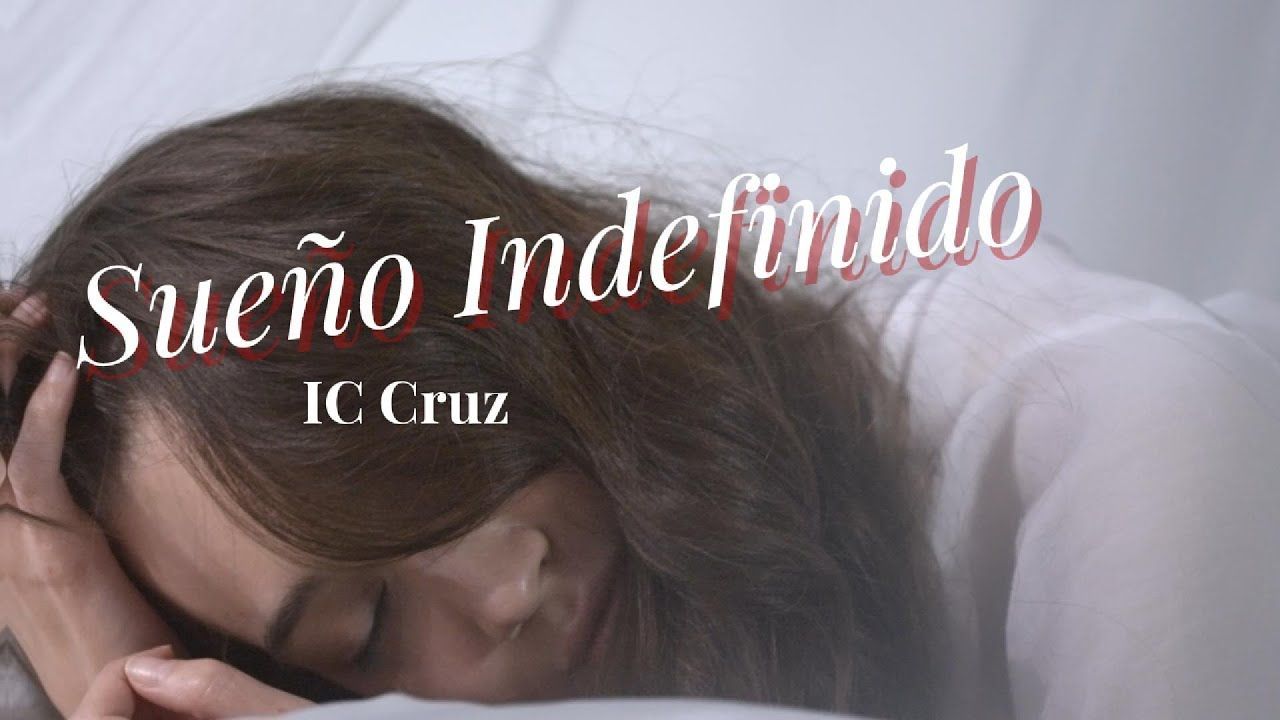 Mujer con camisa blanca durmiendo en la cama con el título 