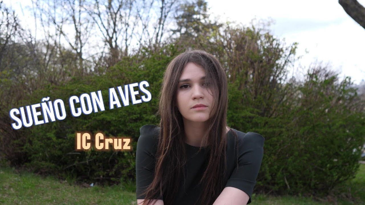 Mujer con cabello largo y oscuro, vestida de negro, se encuentra al aire libre con el texto: 