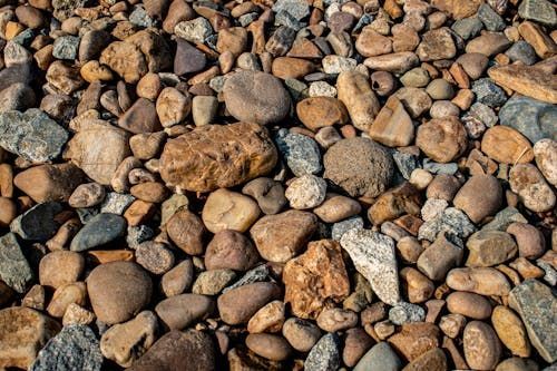 Primer plano de guijarros y rocas multicolores que cubren el suelo.