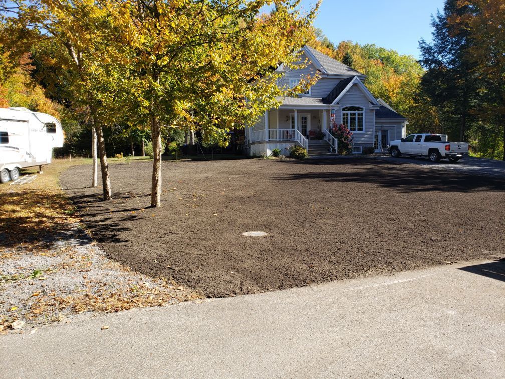 Une maison avec une caravane garée devant