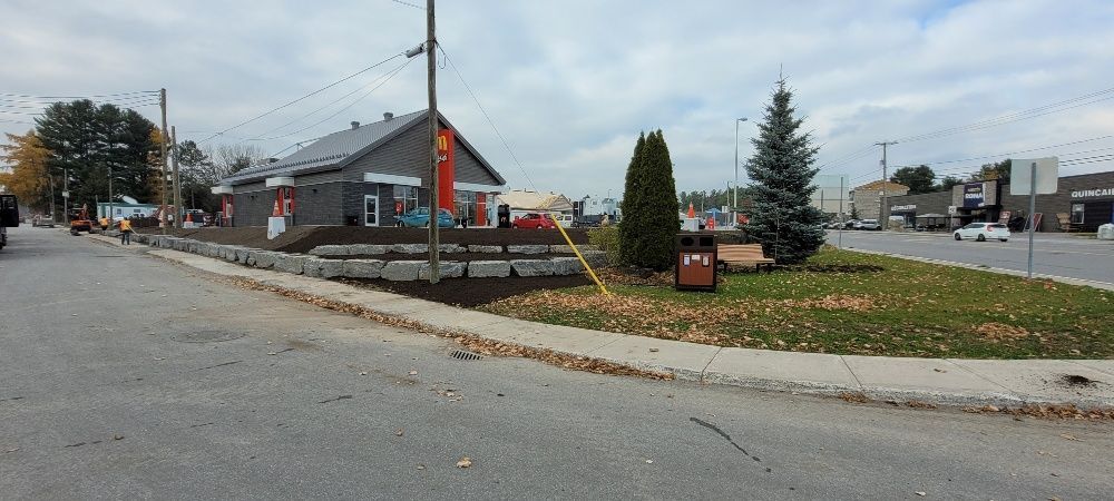 Une maison est située au coin d'une rue à côté d'un trottoir.