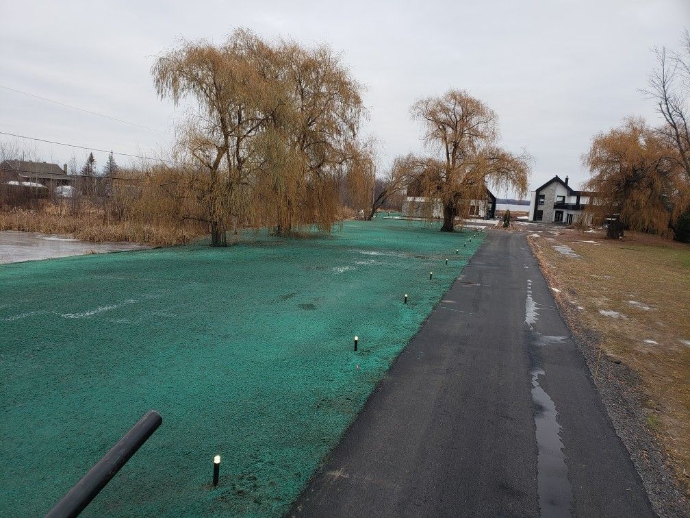 Une route avec de l'herbe verte sur le côté