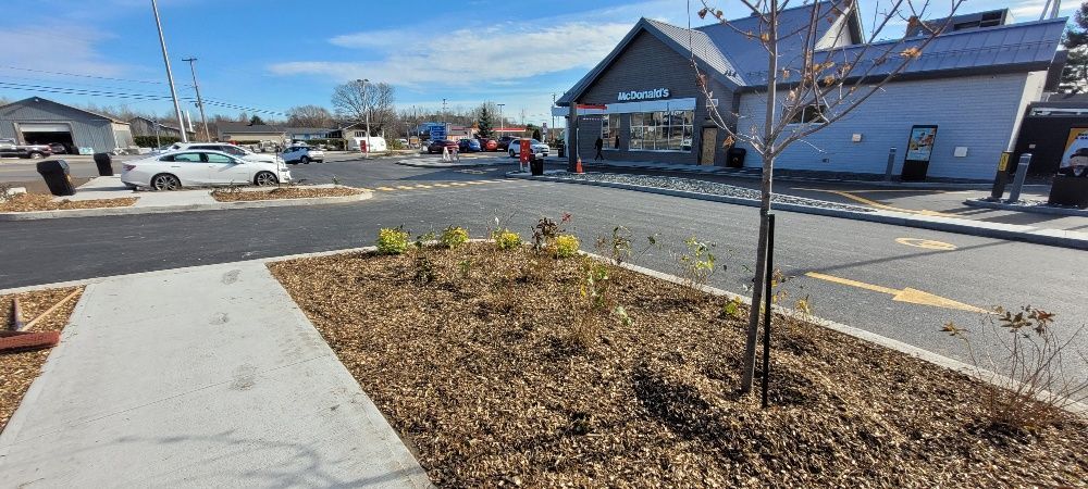 Un parking avec des voitures garées devant un bâtiment.