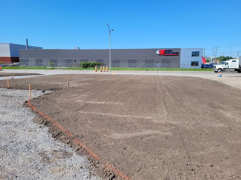 Un grand bâtiment avec beaucoup de terre devant lui