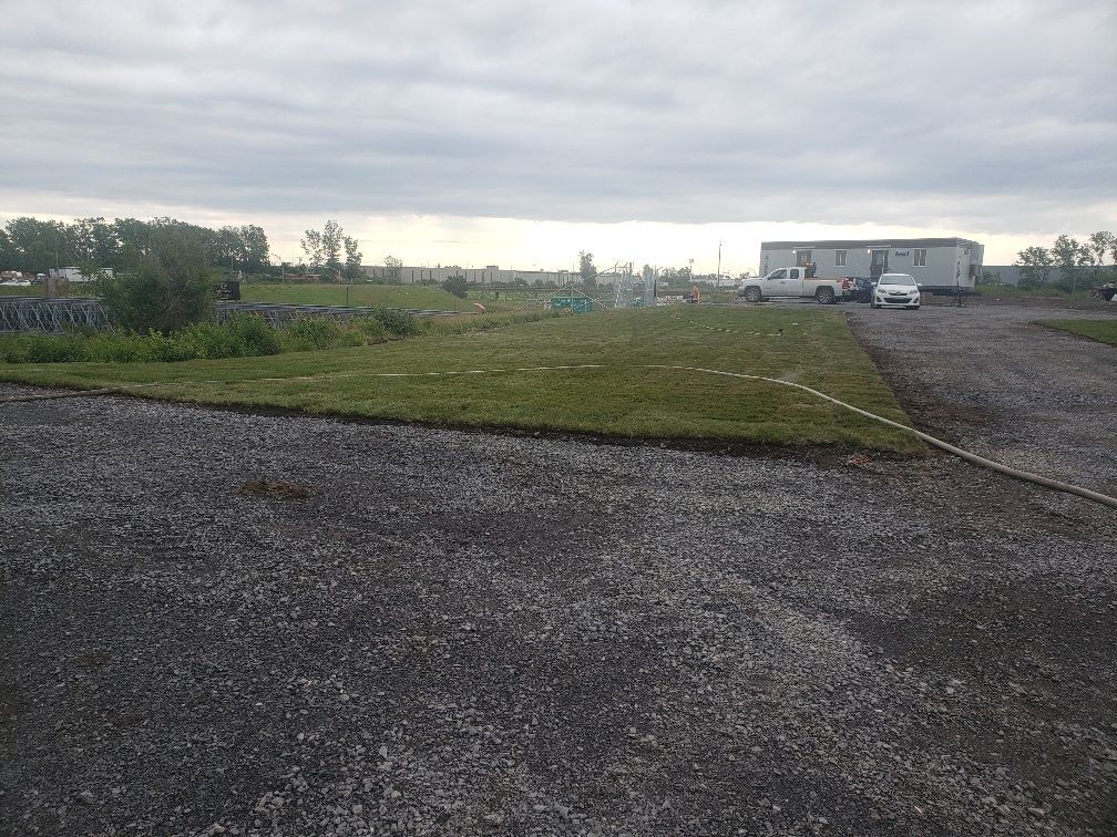 Un mobil home est garé au milieu d'un chemin de gravier.