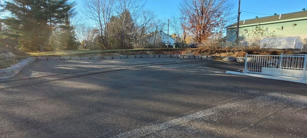 Une route avec une clôture et des arbres sur le côté.
