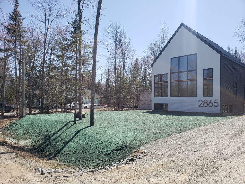 Une maison blanche avec le numéro 2865 dessus