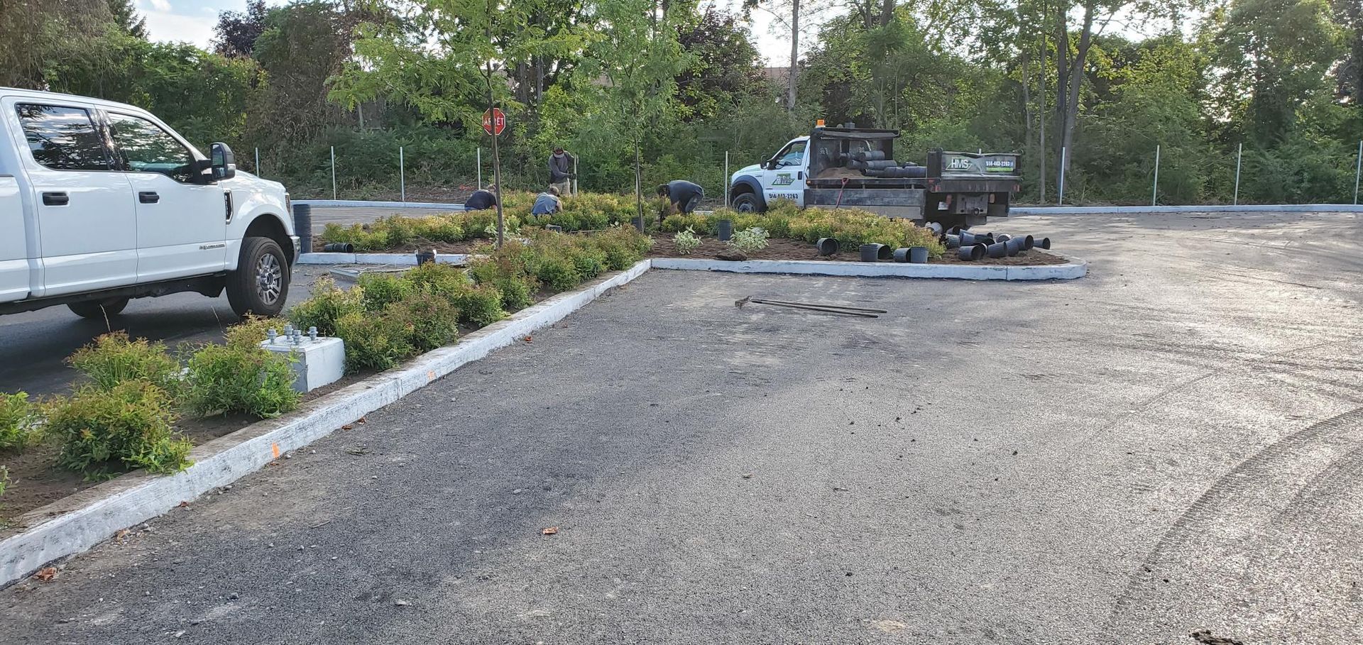Un camion blanc est garé sur un terrain en gravier.