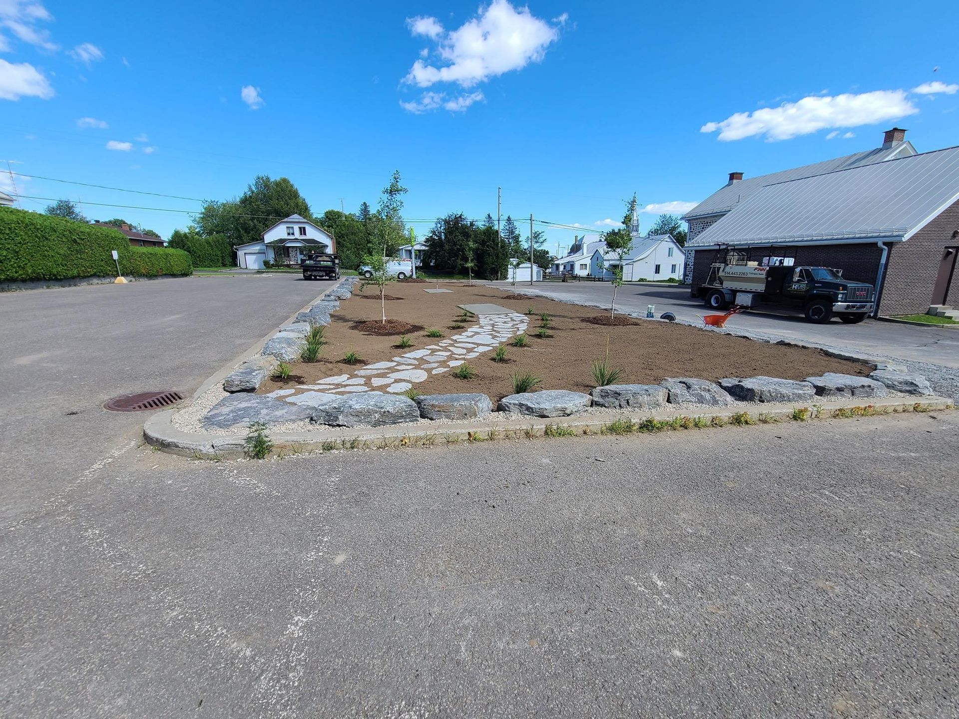 Une voiture est garée sur le bord de la route devant une maison.