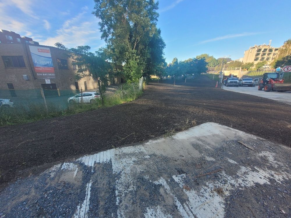 Un gros tas de terre se trouve sur le bord d'une route.