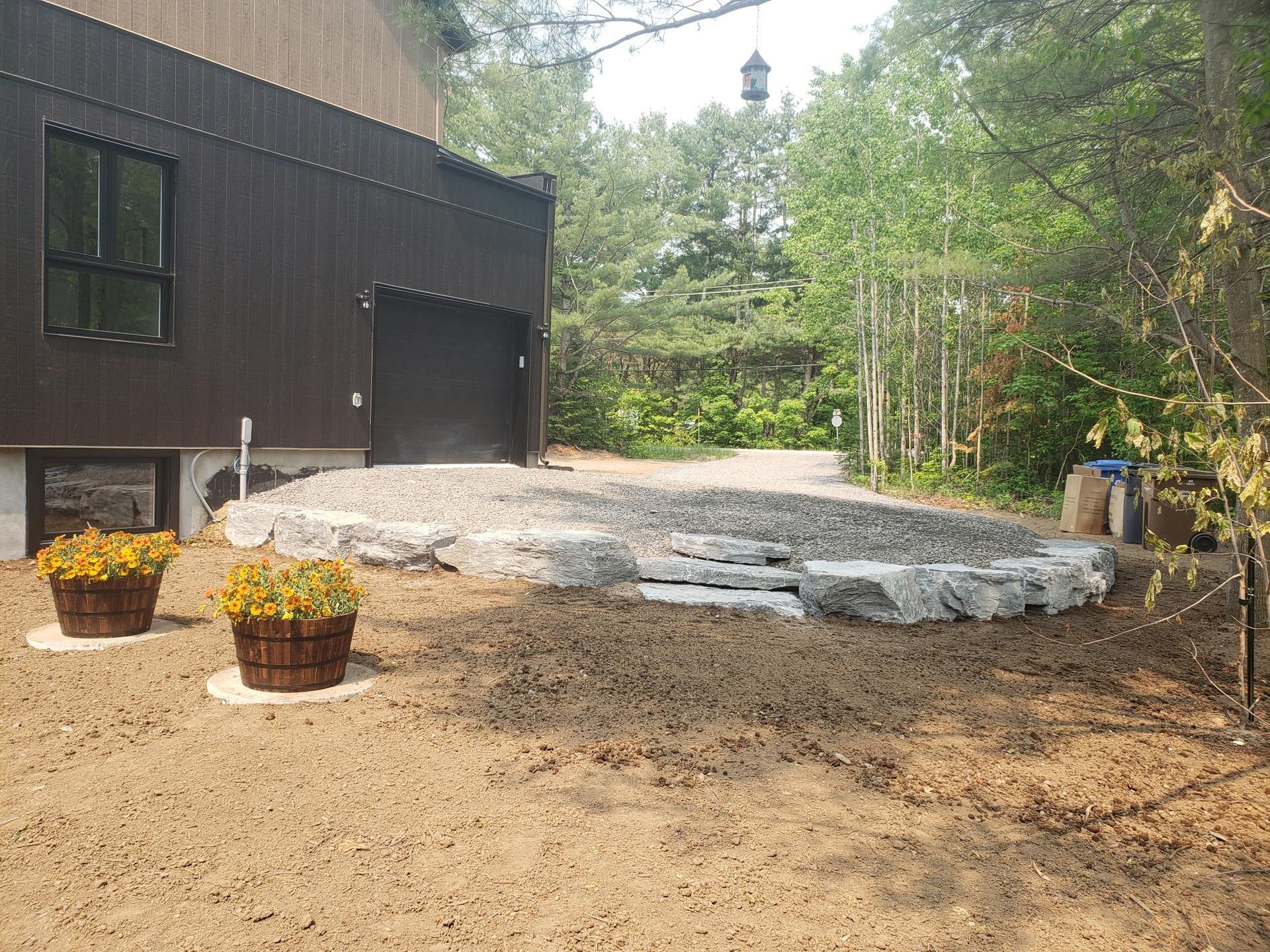 Une allée menant à une maison avec des fleurs devant.