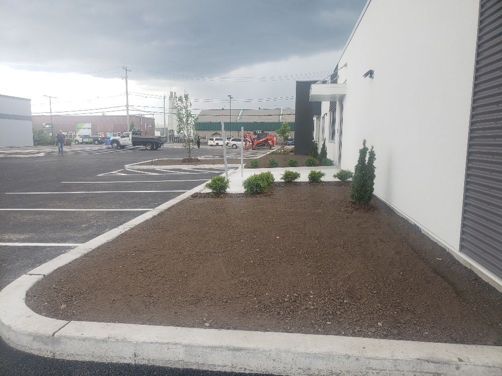 Un bâtiment blanc avec un parking devant