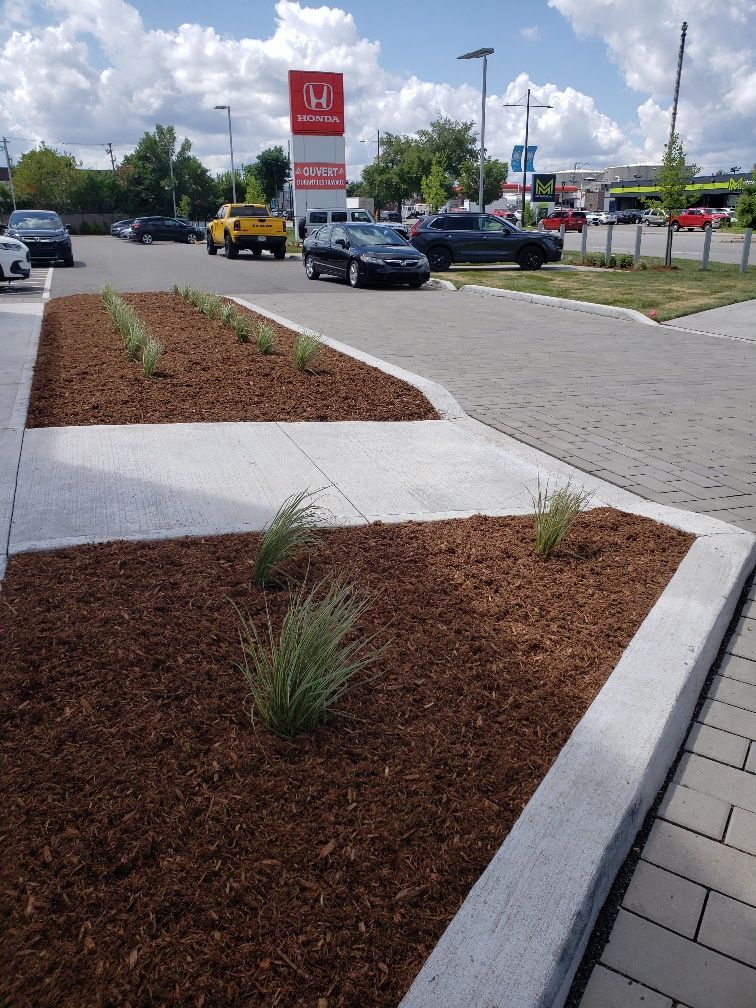 Un parking avec un panneau indiquant ih dessus
