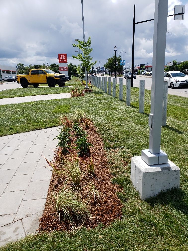 Un camion jaune est garé sur le bord de la route dans un parking.