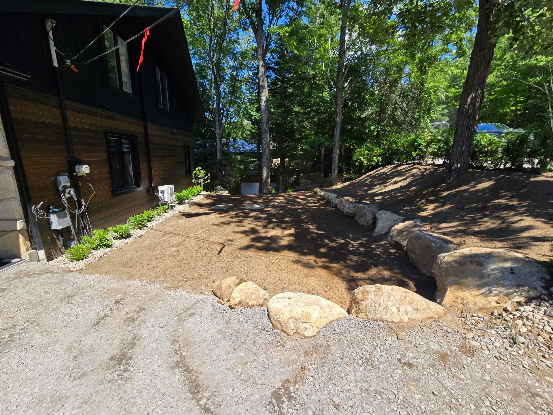 Une maison avec beaucoup de rochers devant.