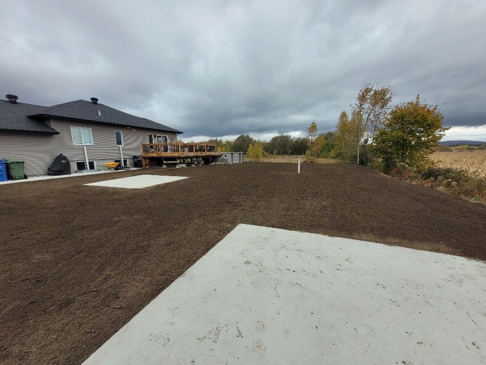 Une grande maison avec une allée en béton devant elle