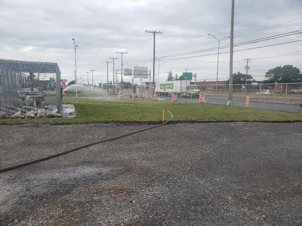 Un camion blanc est garé au milieu d'un chemin de gravier.