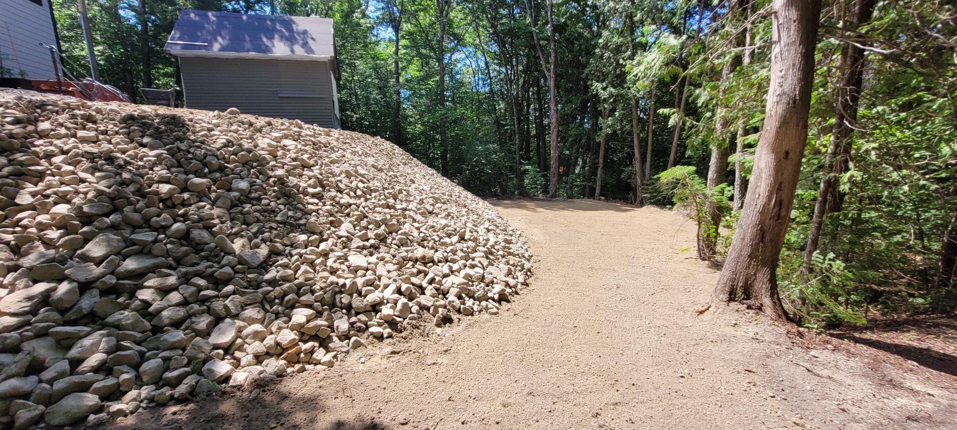 Il y a un gros tas de rochers sur le bord de la route.