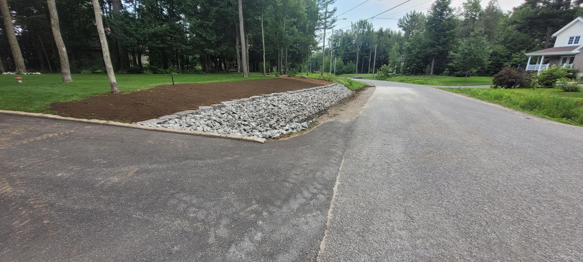 Une route avec beaucoup de rochers sur le côté.
