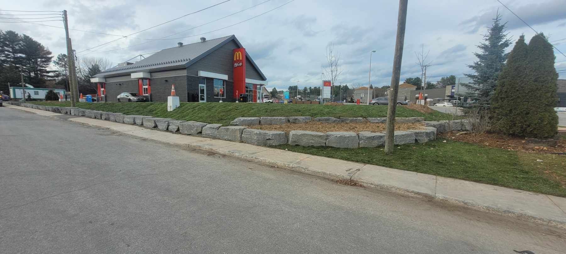 Un restaurant Taco Bell est situé sur le bord de la route à côté d'un trottoir.