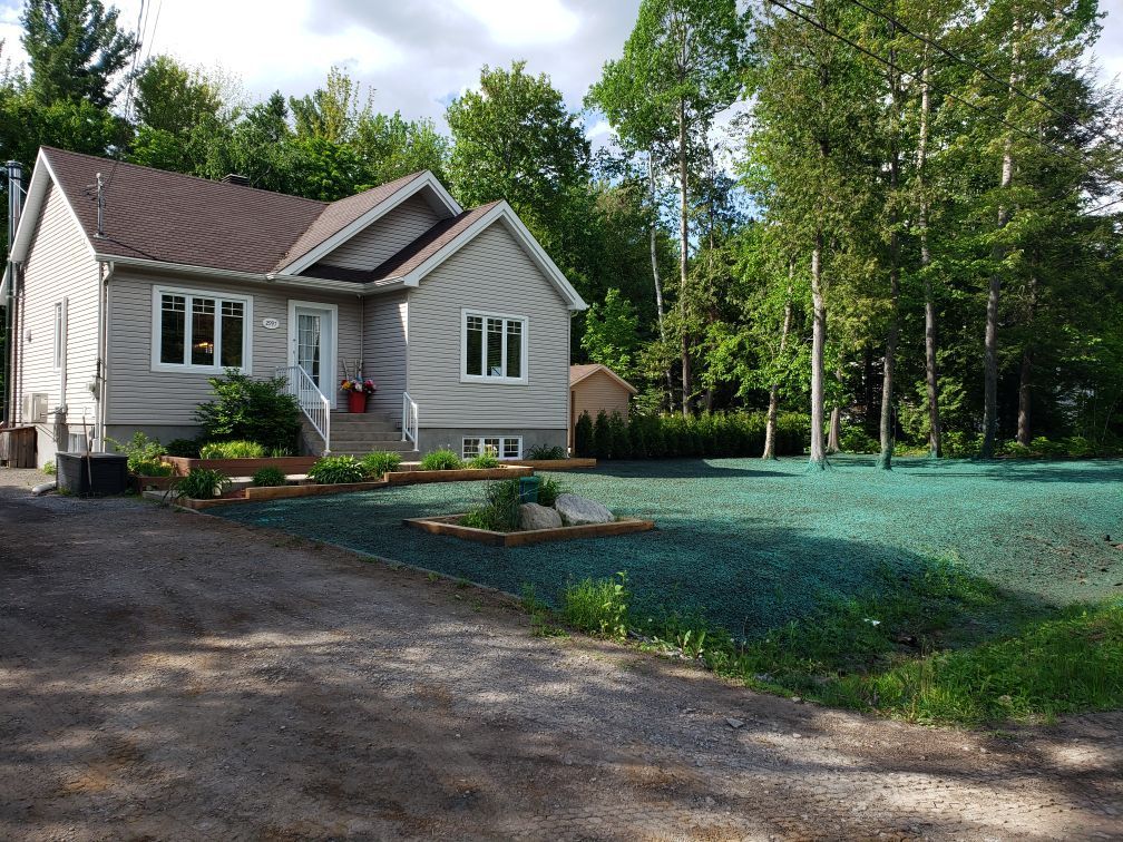 Une maison avec beaucoup d'herbe devant
