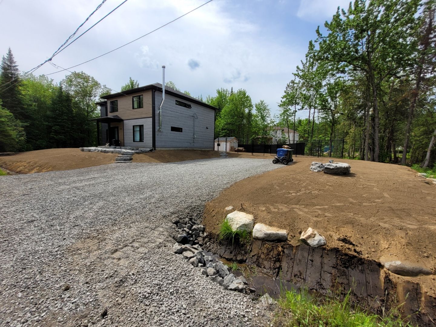 Une maison avec une allée de gravier devant elle