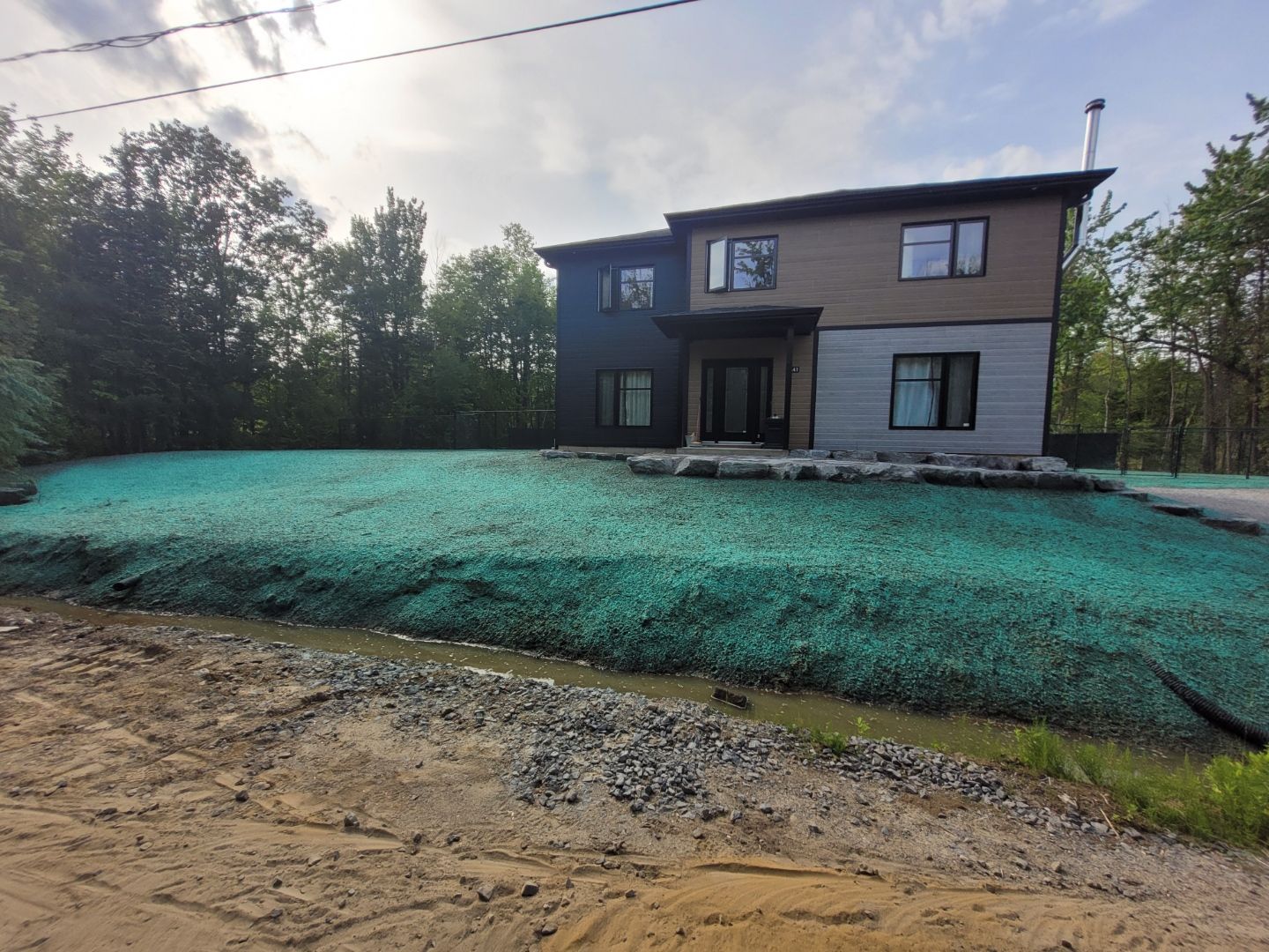Une maison avec beaucoup d'herbe verte devant elle