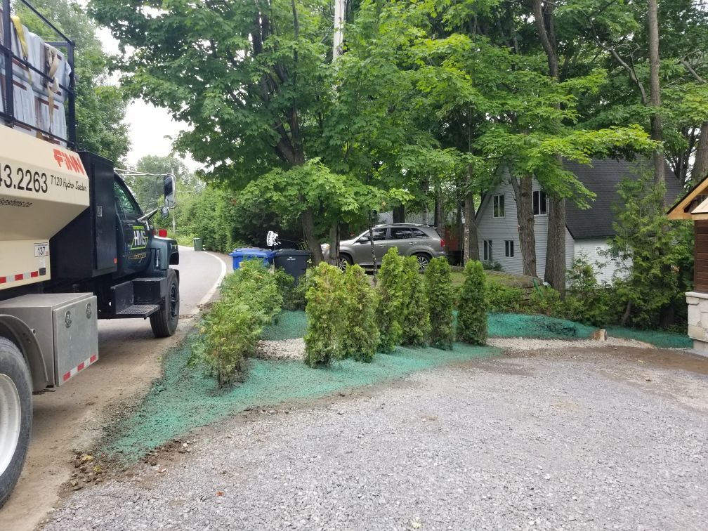 Un camion est garé sur le bord de la route devant une maison.