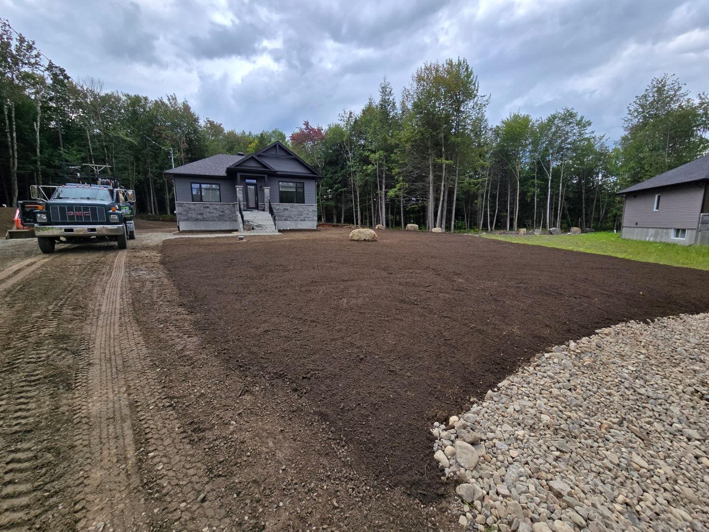 Un camion est garé devant une maison en construction.