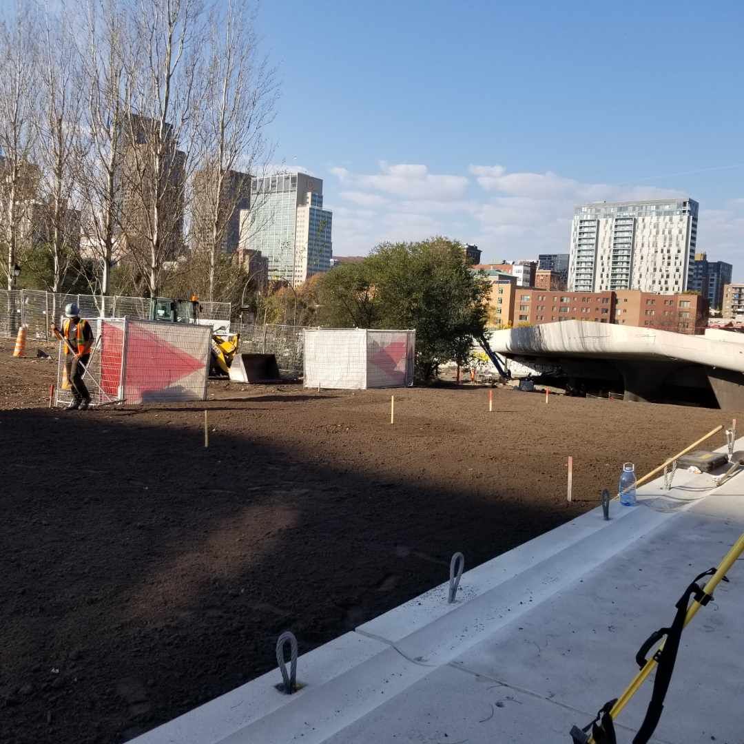 Un chantier de construction avec un pont en arrière-plan